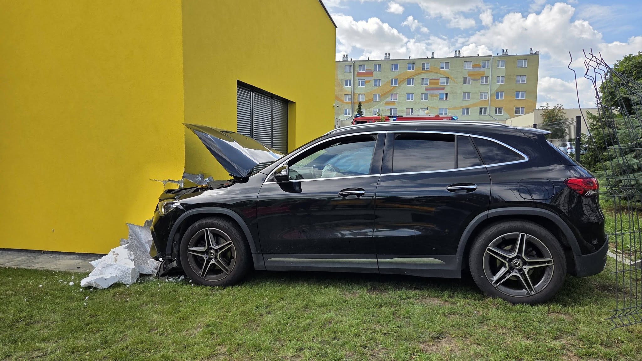 Auto uderzyło w budynek żłobka w Kutnie. Ewakuowano 33 osoby