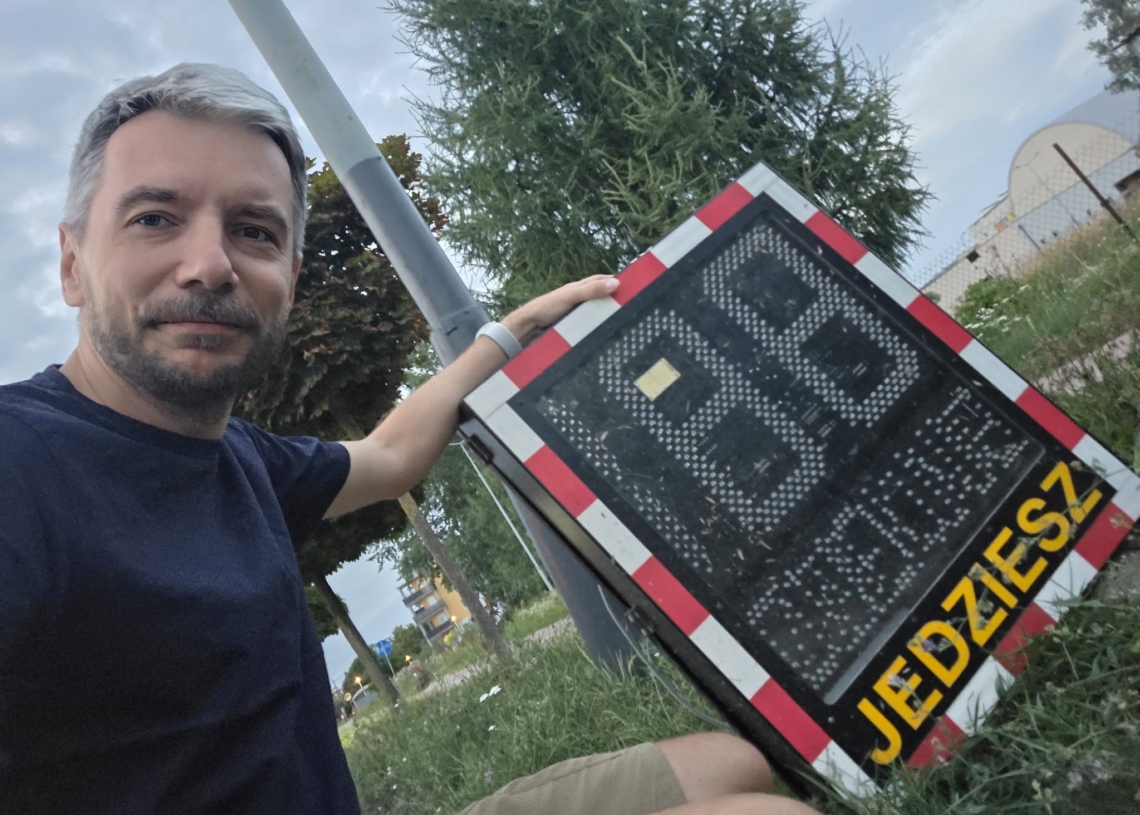 Zgierz: zniszczona tablica leżała przy drodze przez trzy tygodnie. Radny sam zaniósł ją do straży miejskiej 1 Zgierz: zniszczona tablica leżała przy drodze przez trzy tygodnie. Radny sam zaniósł ją do straży miejskiej