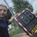 Zgierz: zniszczona tablica leżała przy drodze przez trzy tygodnie. Radny sam zaniósł ją do straży miejskiej