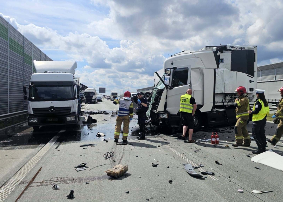 Zderzenie dwóch ciężarówek na A1 pod Piotrkowem. Autostrada całkowicie zablokowana