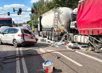 Poważny wypadek na DK12. Zderzyły się trzy pojazdy