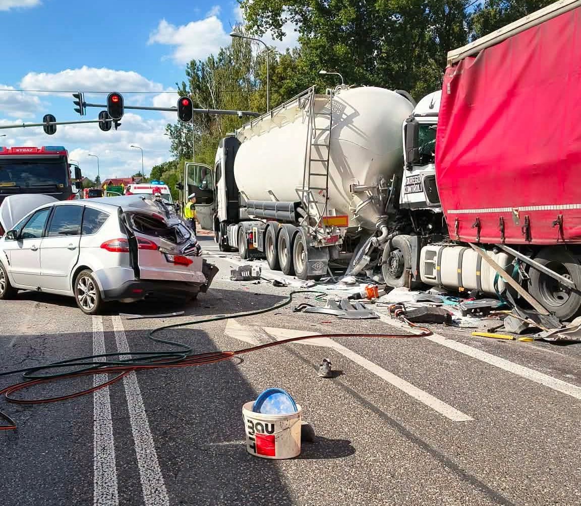 Poważny wypadek na DK12. Zderzyły się trzy pojazdy