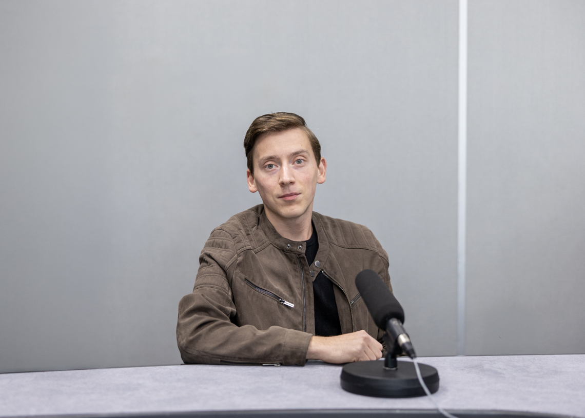 Zakaz telefonów w szkołach nie rozwiąże problemu? Bartłomiej Rosiak: „To mrzonka”