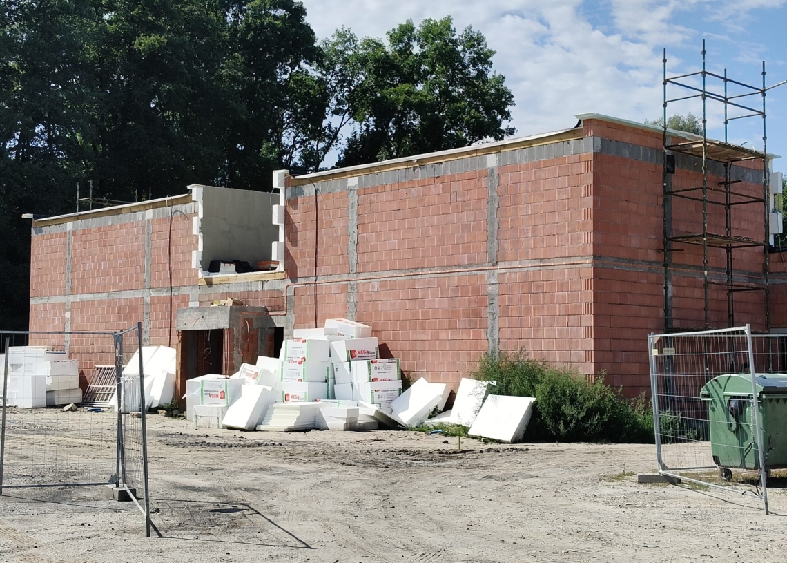 Sieradz: opóźnia się budowa kompleksu kortów do tenisa i squasha