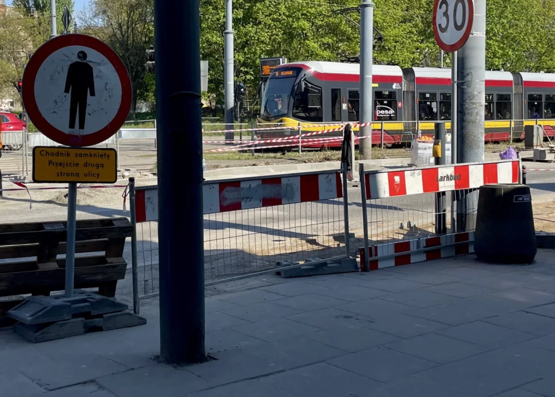 Remonty łódzkich chodników utrudniają życie pieszym. Muszą cofnąć się nawet 100 metrów 1 Remonty chodników utrudniają życie pieszym
