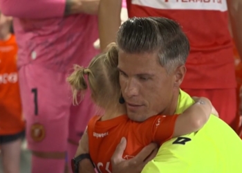 Piękny gest sędziego przed meczem Widzewa z Koroną. Pomógł przestraszonej Oliwii 9 Piękny gest sędziego przed meczem Widzewa z Koroną. Pomógł przestraszonej Oliwii