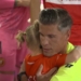 Piękny gest sędziego przed meczem Widzewa z Koroną. Pomógł przestraszonej Oliwii