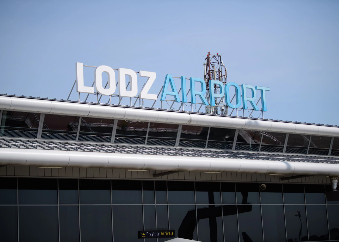 Alkohol po północy i ponad 100 dni w delegacjach. Raport po kontroli łódzkiego lotniska