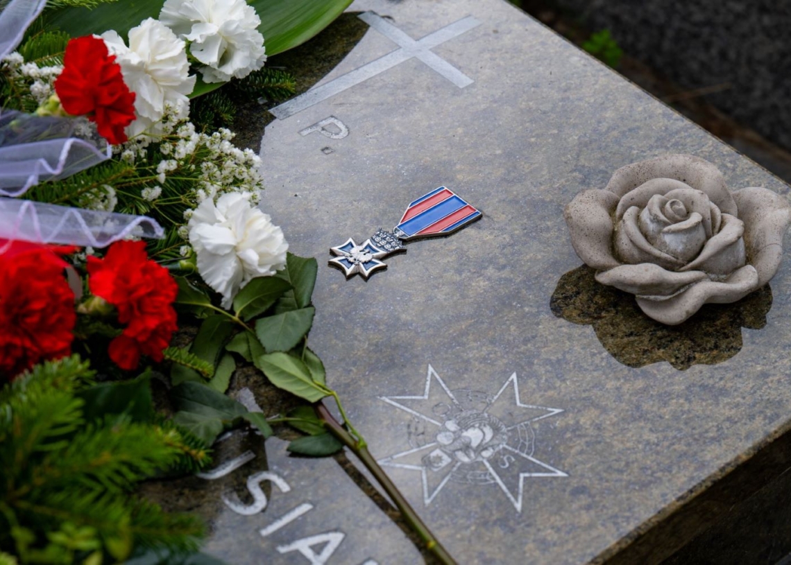 Grób żołnierza z Łodzi odznaczony insygniami Orderu Krzyża Wojskowego [ZDJĘCIA]