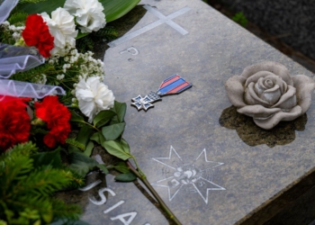 Grób żołnierza z Łodzi odznaczony insygniami Orderu Krzyża Wojskowego [ZDJĘCIA]