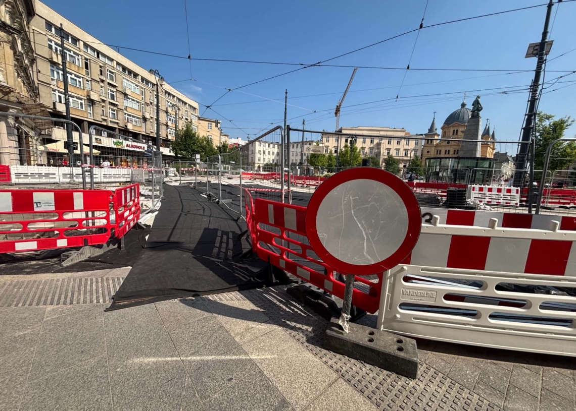 Remont Placu Wolności w Łodzi trwa. Wybrzuszona nawierzchnia ma zniknąć do 20 sierpnia [ZDJĘCIA]