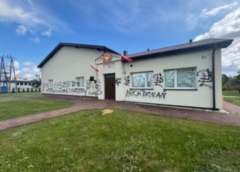 Budynek OSP Klementów pomazany przez wandali. Hasła wskazują sprawców