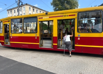 Pasażerowie tramwaju 45 mają dość. „Wsiadamy na czworaka, gdzie są nasi radni?”