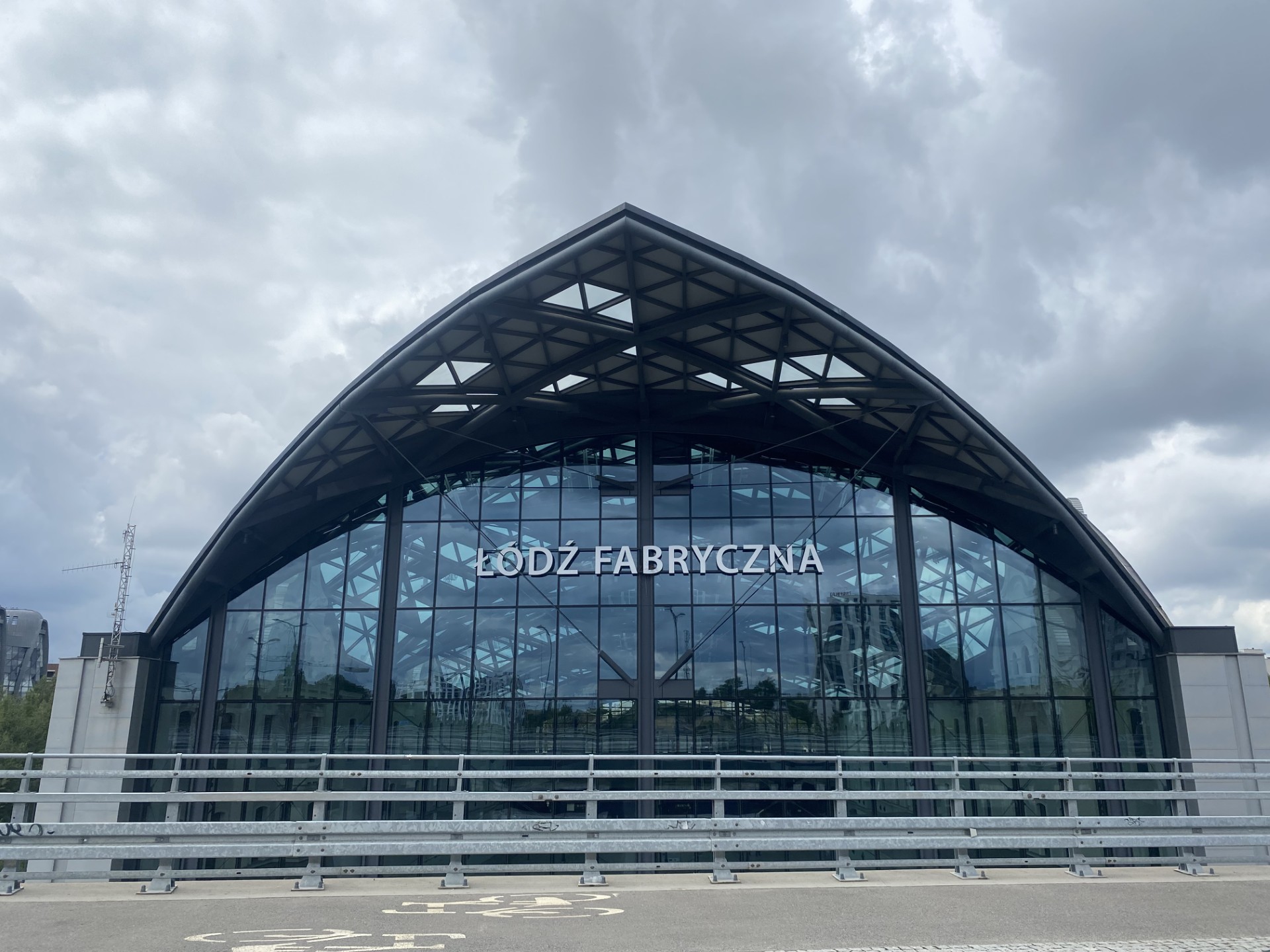 Łódź Fabryczna świeci pustkami