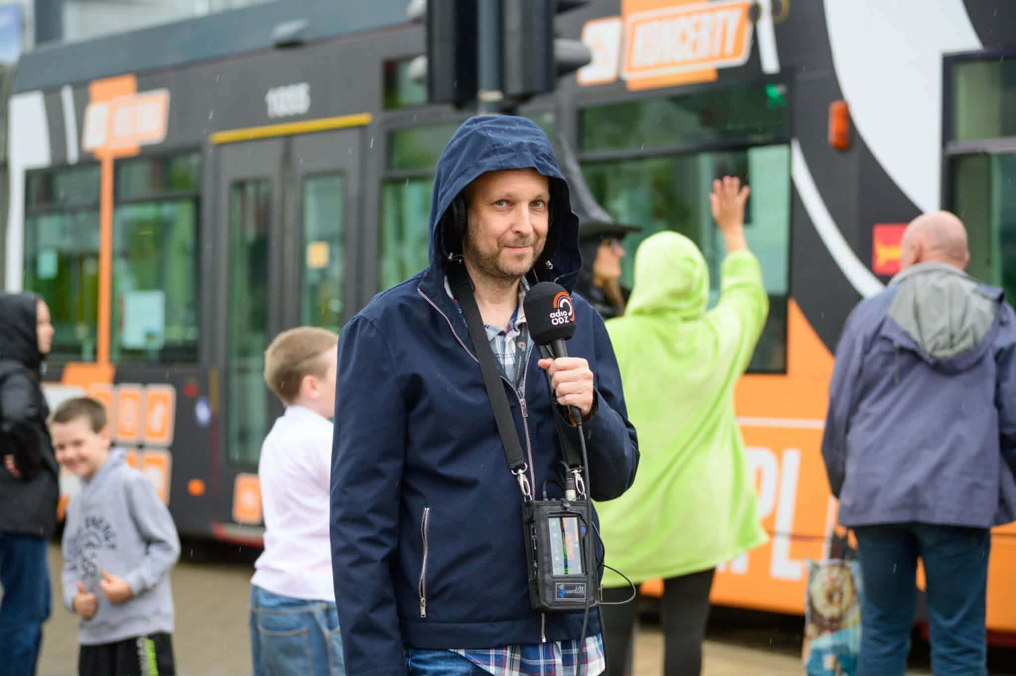Jakub Wielgus podczas akcji Tramwaj Radia Łódź