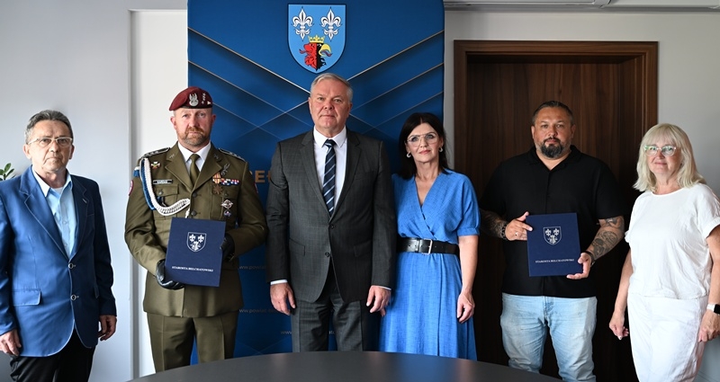 Uratowali 92-latkę z płonącego domu. Bohaterska postawa mieszkańców powiatu bełchatowskiego 1 Uratowali 92-latkę z płonącego domu. Bohaterska postawa mieszkańców powiatu bełchatowskiego