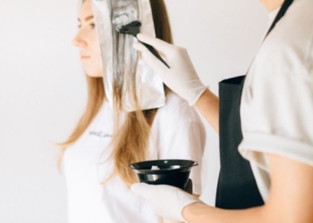 Farba do włosów blond bez żółtych tonów – jakie odcienie i produkty warto sprawdzić?