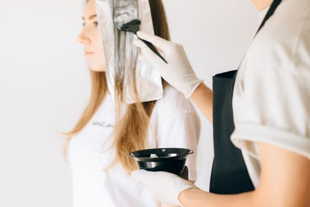 Farba do włosów blond bez żółtych tonów – jakie odcienie i produkty warto sprawdzić? 1 Farba do włosów blond bez żółtych tonów – jakie odcienie i produkty warto sprawdzić?