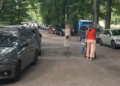 Samochodowy armagedon w Parku Julianowskim. Niemal 100 aut wjechało do parku podczas biegu 2 Samochodowy armagedon w Parku Julianowskim. Niemal 100 aut wjechało do parku podczas biegu
