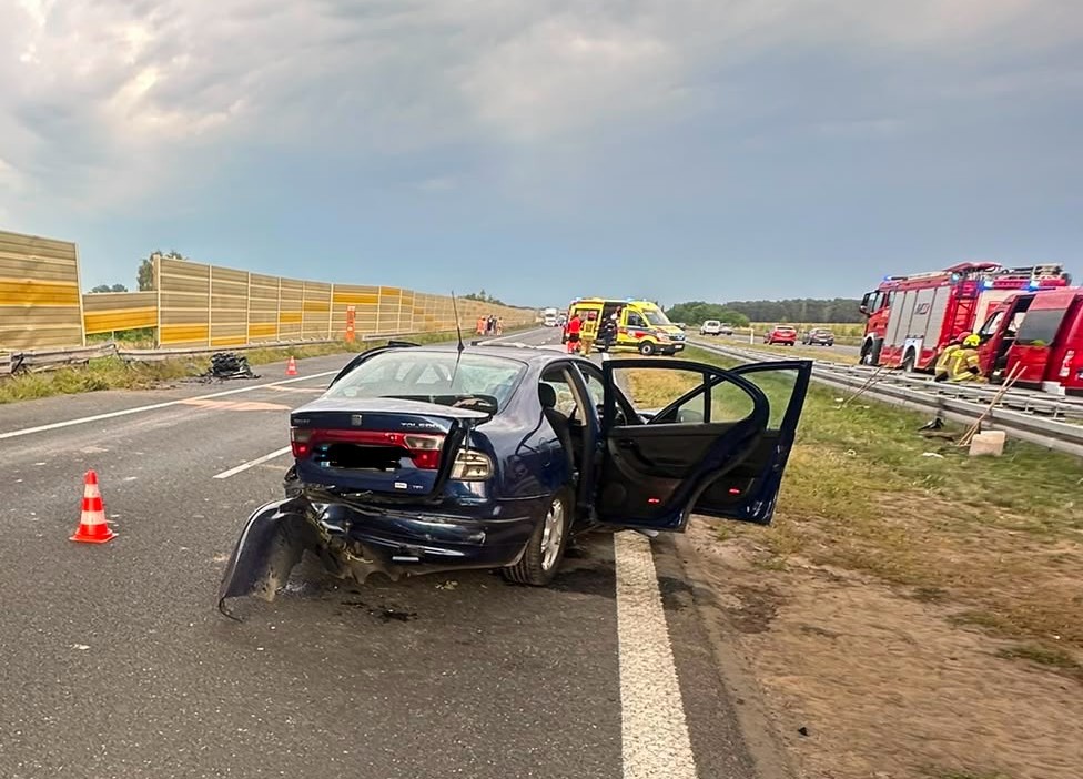 Wypadek na A2 pod Parzęczewem. Samochód uderzył w bariery, jedna osoba w szpitalu
