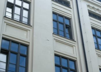 Fabryka Koppela po rewitalizacji. Z budynku już odpada tynk [ZDJĘCIA]