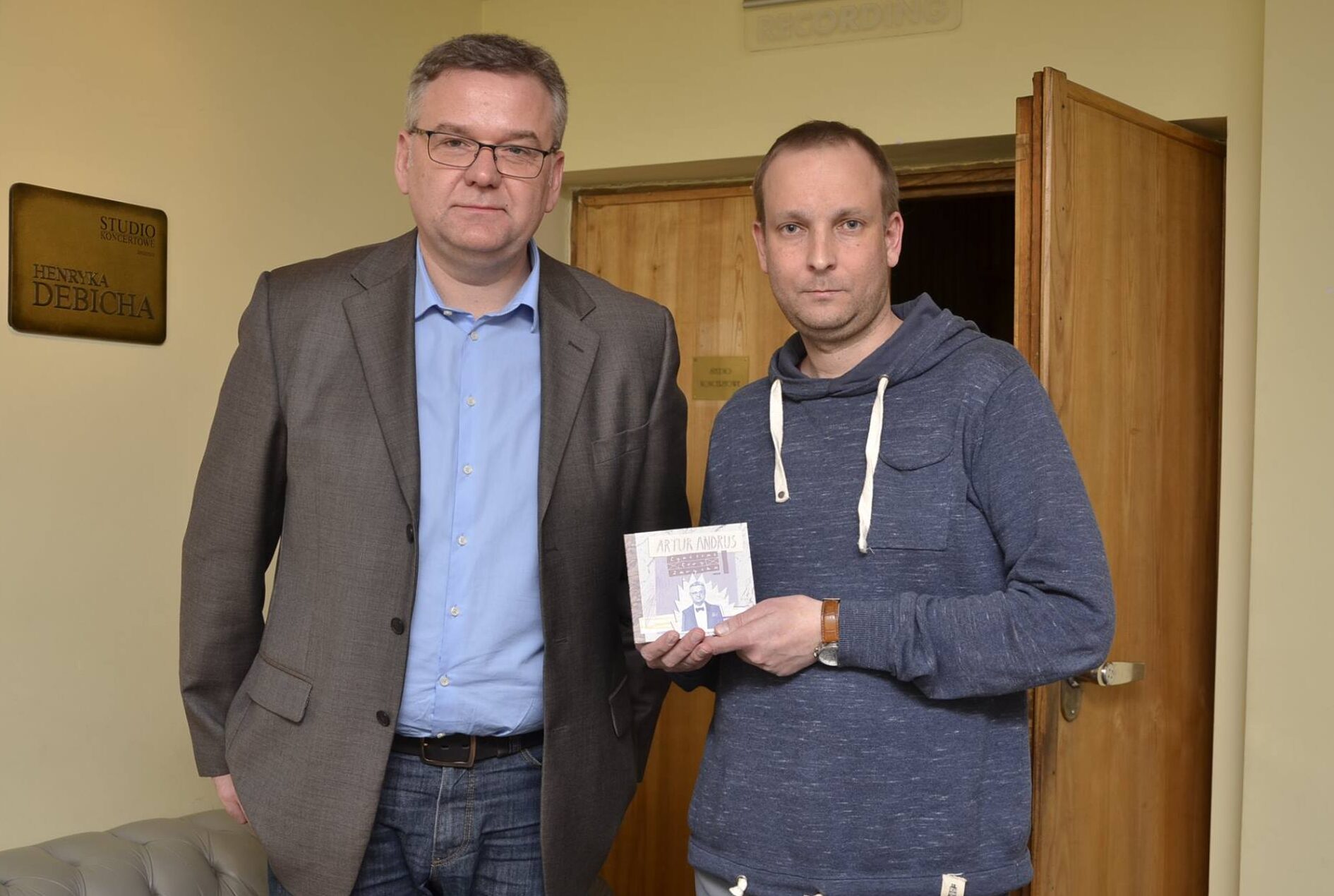 Jakub Wielgus z Arturem Andrusem przed Studiem Debicha