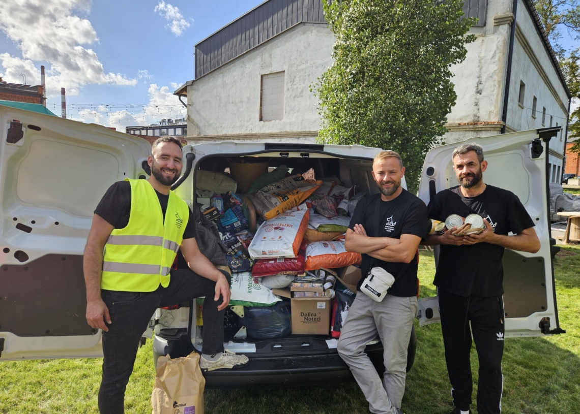 „Łódź, podaj łapę” zakończone sukcesem. Dary wypełniły cały samochód 1 „Łódź, podaj łapę” zakończone sukcesem. Dary wypełniły cały samochód