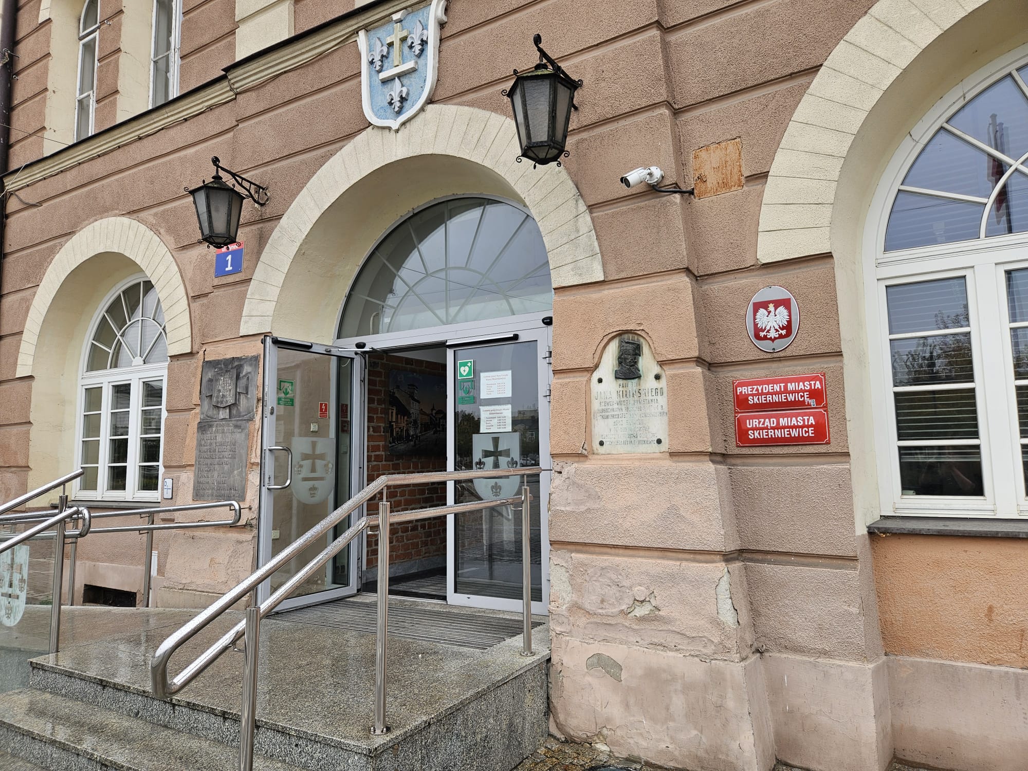 Wyższe opłaty w Skierniewicach. Chodzi o porzucanie hulajnóg elektrycznych 2 Wyższe opłaty w Skierniewicach. Chodzi o parkowanie hulajnóg elektrycznych