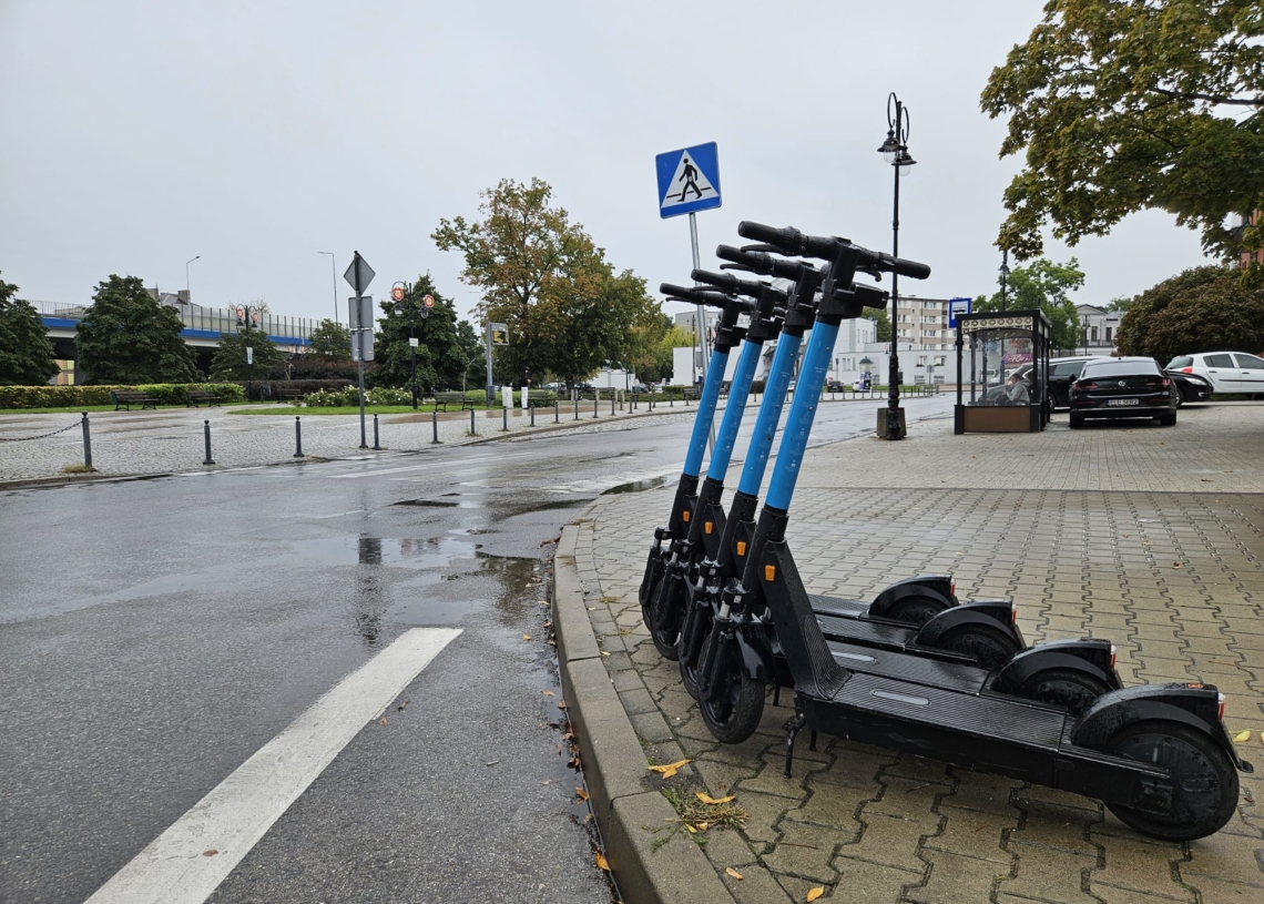 Wyższe opłaty w Skierniewicach. Chodzi o porzucanie hulajnóg elektrycznych 1 Wyższe opłaty w Skierniewicach. Chodzi o parkowanie hulajnóg elektrycznych