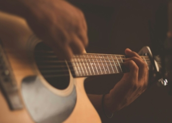 Gitara dla początkujących – jak wybrać instrument, na którym naprawdę zechcesz grać?
