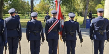 Łódzcy policjanci odznaczeni za wieloletnią służbę. Uhonorowano 59 funkcjonariuszy