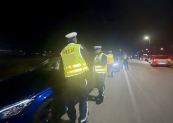 Nielegalne wyścigi pod Łodzią. Pięć osób zatrzymanych, auta za 780 tys. zł zabezpieczone