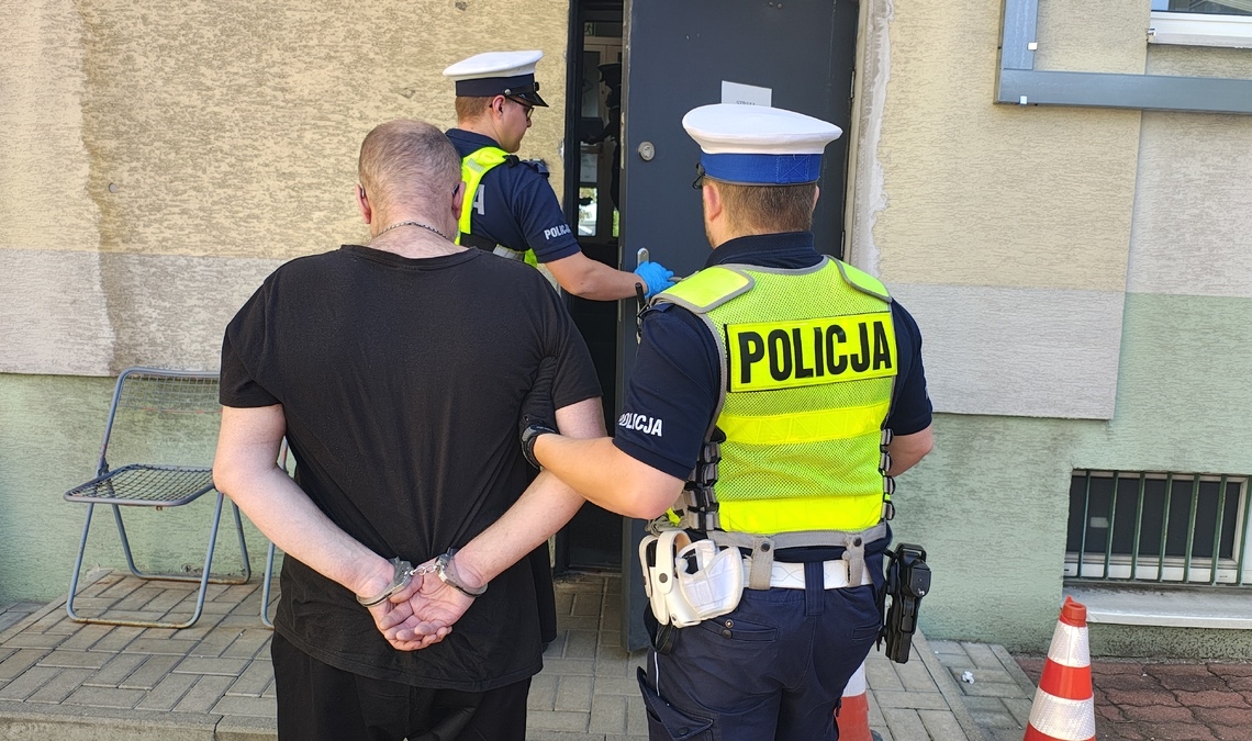 Ukradł alkohol, a wcześniej prowadził z 2,7 promila. 48-latek wpadł w Pabianicach 1 Ukradł alkohol, a wcześniej prowadził z 2,7 promila. 48-latek wpadł w Pabianicach