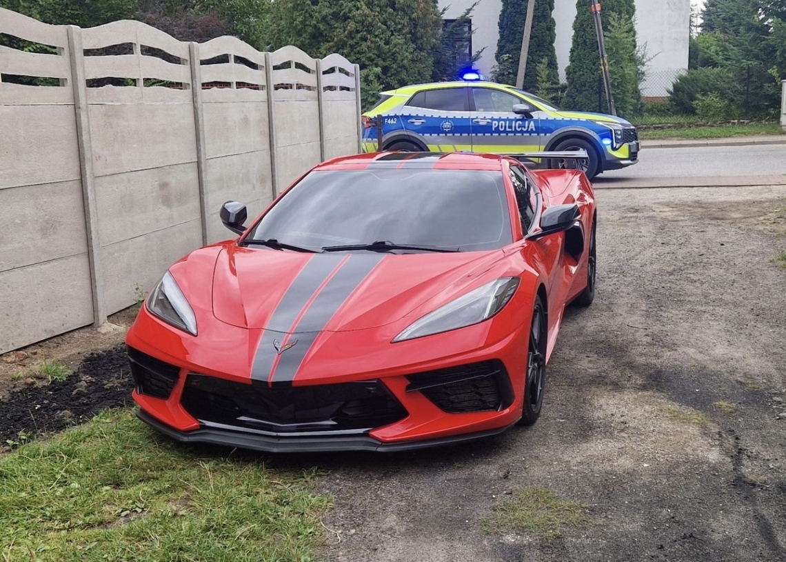 Corvette bez tablicy, rejestracji i OC. Kierowca odpowie przed sądem 1 Corvette bez tablicy, rejestracji i OC. Kierowca odpowie przed sądem