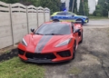 Corvette bez tablicy, rejestracji i OC. Kierowca odpowie przed sądem