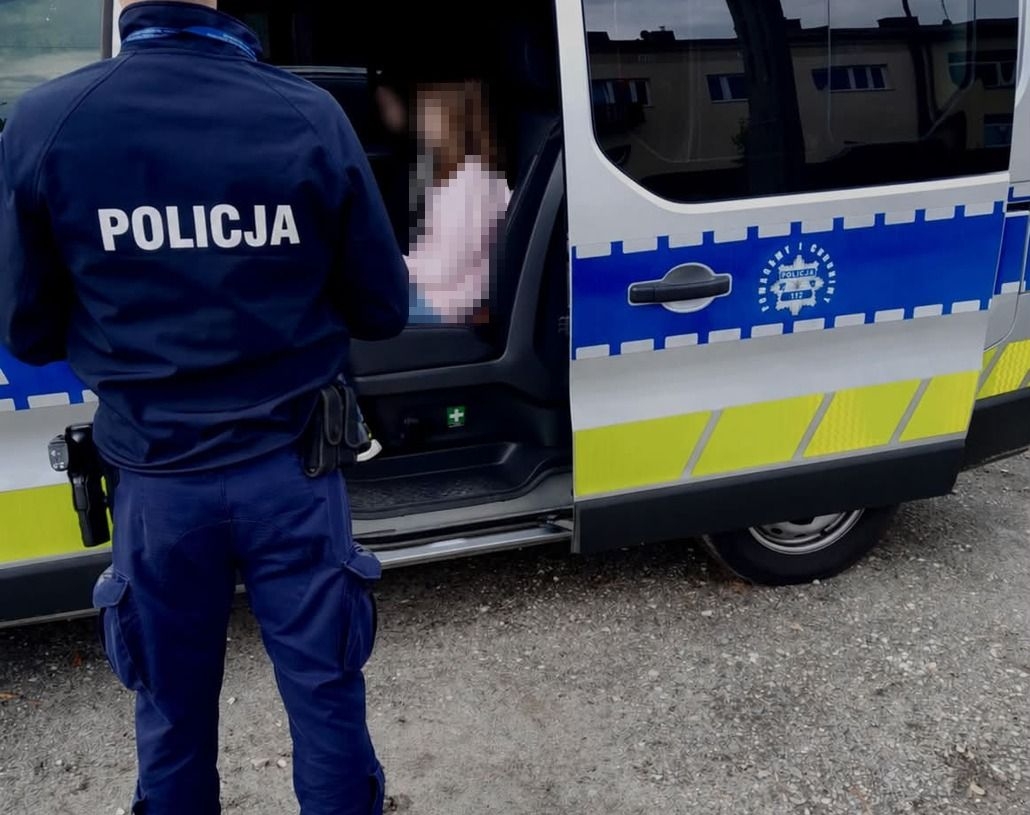 11- i 13-latka robiły zdjęcia na torach. Nadjeżdżał pociąg