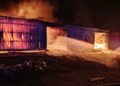 Nocny pożar hali w Wieluniu. W akcji 16 zastępów straży pożarnej [ZDJĘCIA]