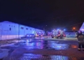 Nocny pożar hali w Wieluniu. W akcji 16 zastępów straży pożarnej [ZDJĘCIA]