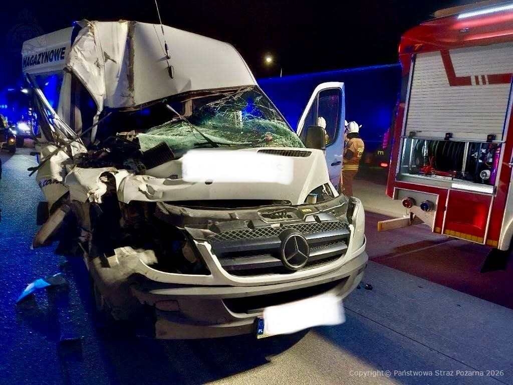 Śmiertelny wypadek na A1 w Stobiecku Szlacheckim. Bus uderzył w ciężarówkę 1 Śmiertelny wypadek na A1 w Stobiecku Szlacheckim. Bus uderzył w ciężarówkę