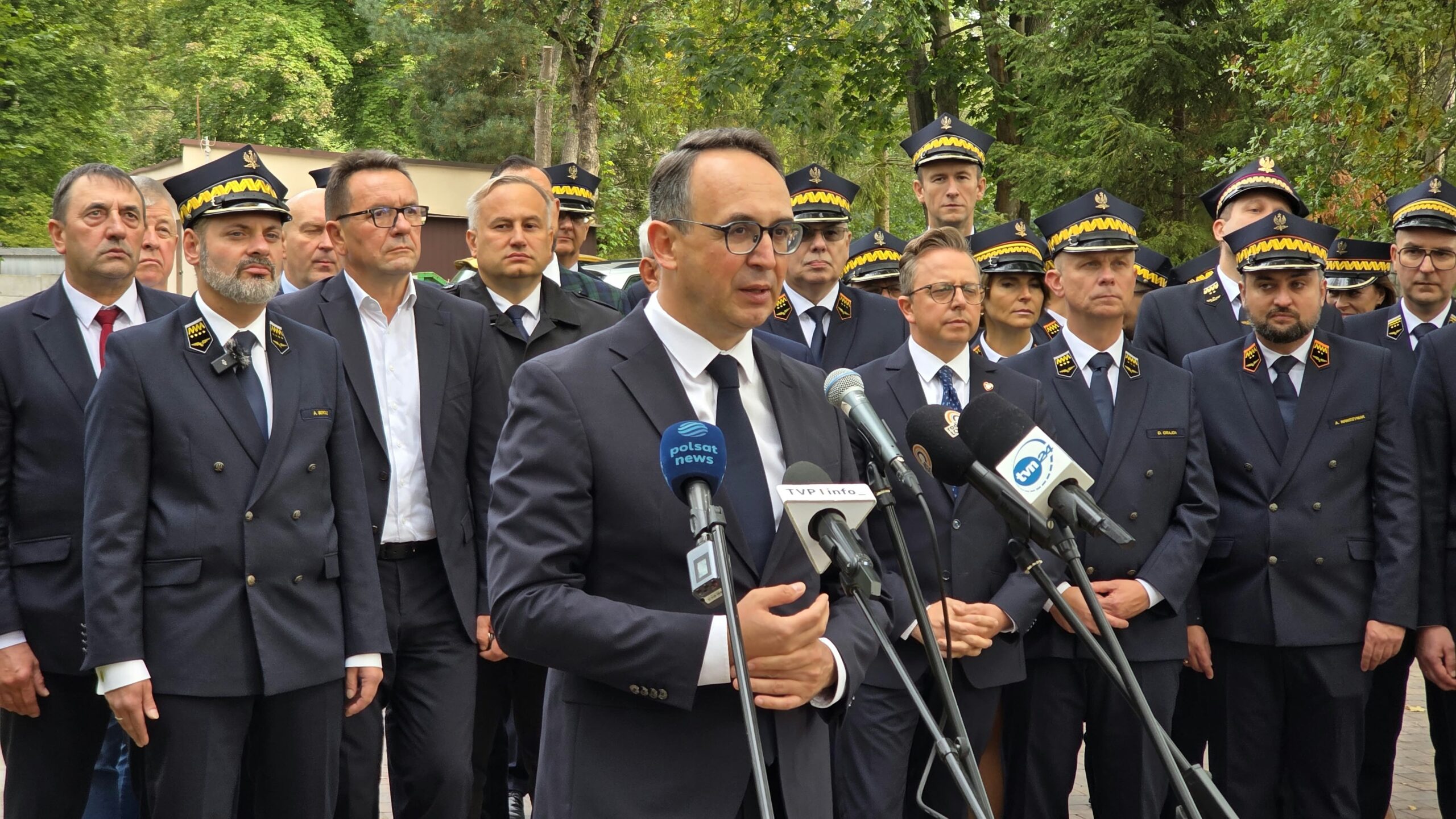 Surowsze kary za wjazd na przejazd przy czerwonym świetle. „Ustawa jest gotowa” 1 Surowsze kary za wjazd na przejazd przy czerwonym świetle. Minister Dariusz Klimczak: ustawa jest gotowa