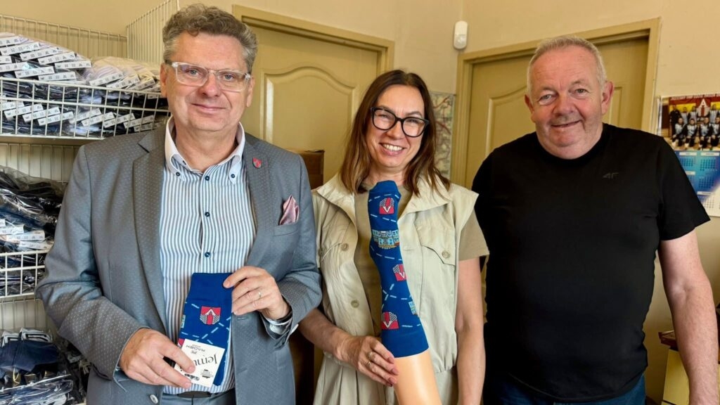 Aleksandrów Łódzki ma własne skarpetki. Nowy gadżet nawiązuje do historii miasta 1 Aleksandrów Łódzki ma własne skarpetki. Nowy gadżet nawiązuje do historii miasta