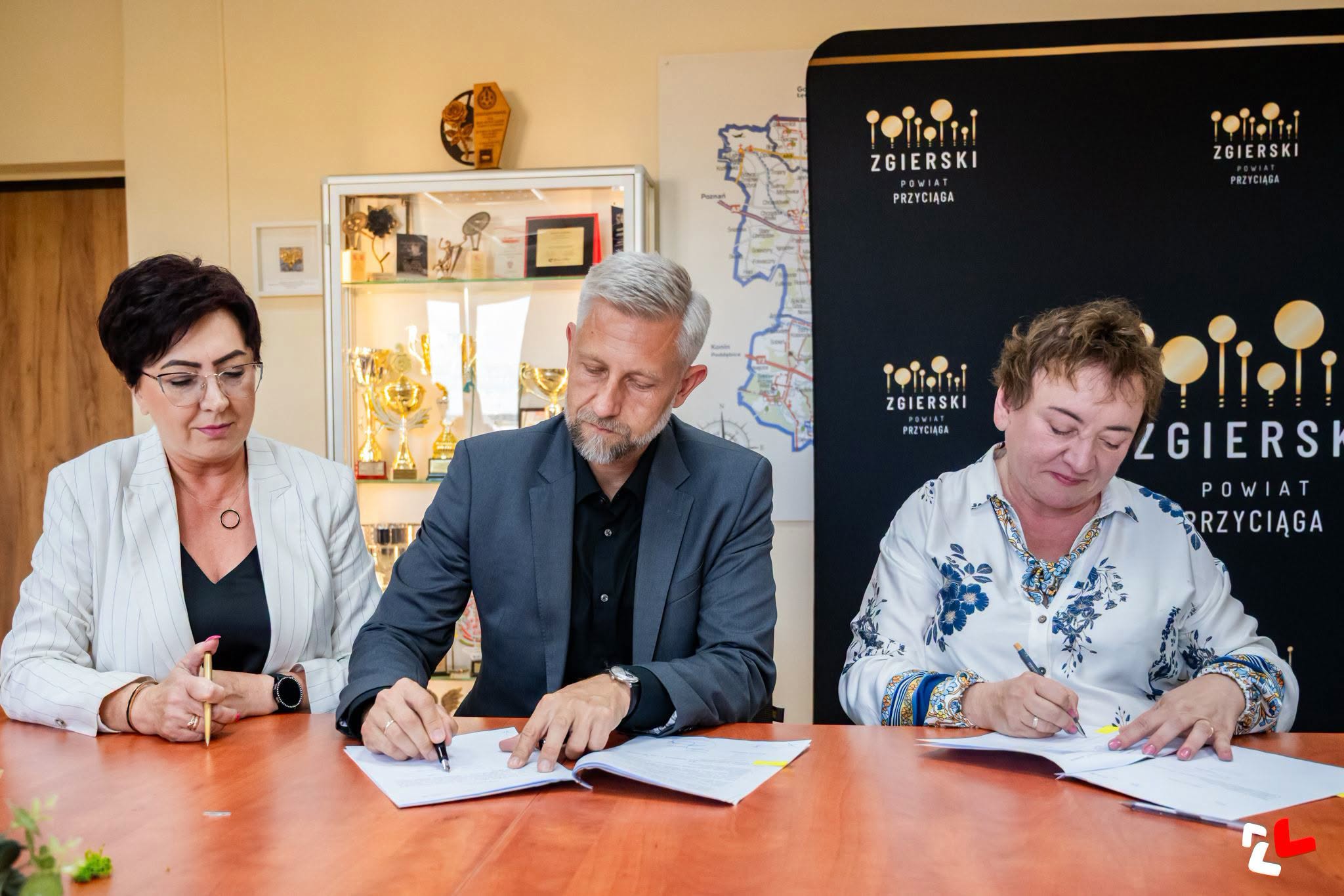 Nowe schody, podjazd i automatyczne drzwi. Zgierz poprawia dostępność urzędu