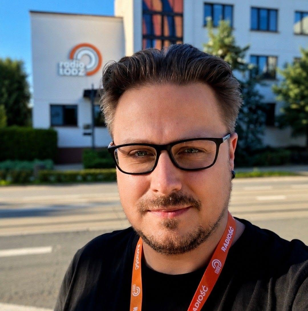 Paweł Kwiatkowski przed budynkiem Radia Łódź
