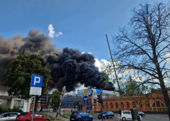Gigantyczny pożar na Widzewie. Ewakuacja ponad 120 osób, jedna trafiła do szpitala [ZDJĘCIA, WIDEO]