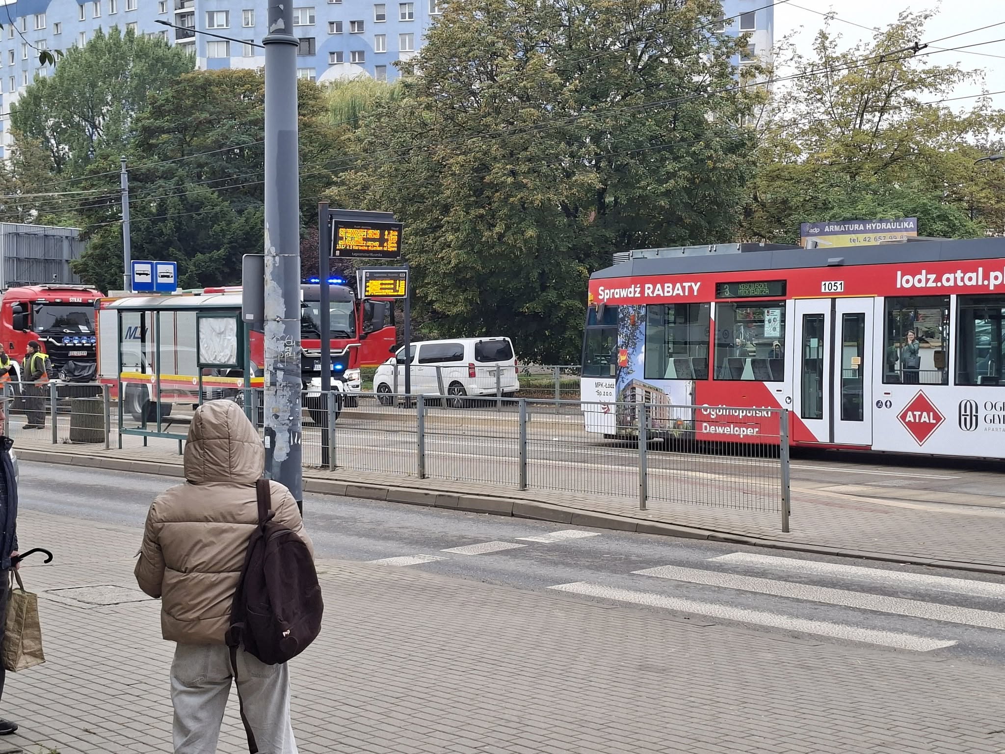 Wbiegła pod tramwaj na Bałutach. 23-latka została uwięziona pod pojazdem 2 Wbiegła pod tramwaj na Bałutach. 23-latka została uwięziona pod pojazdem