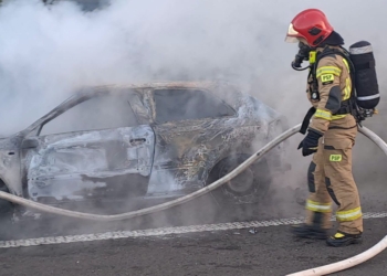 Pożar samochodu na A2. Trzech pijanych mężczyzn znaleziono 2 km dalej