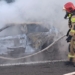 Pożar samochodu na A2. Trzech pijanych mężczyzn znaleziono 2 km dalej