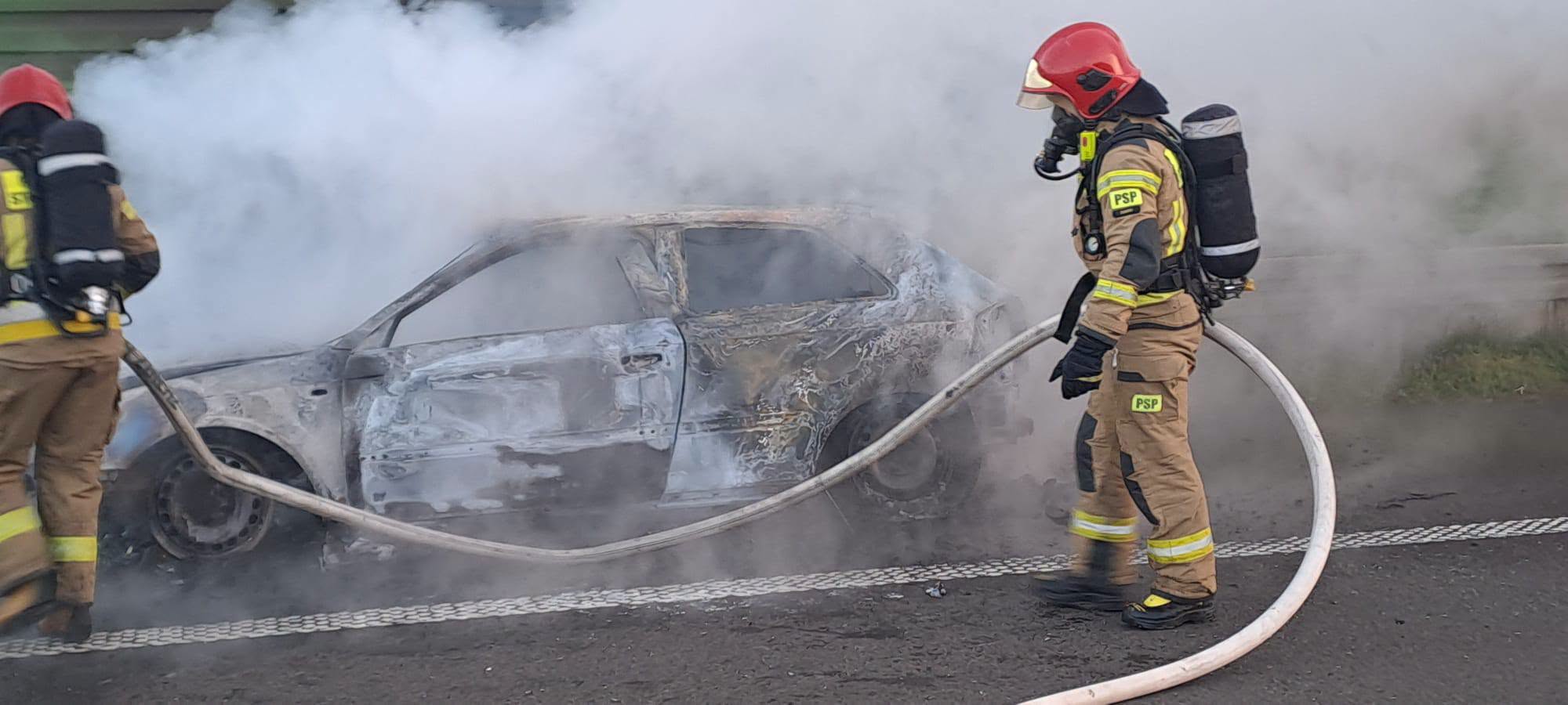 Pożar samochodu na A2. Trzech pijanych mężczyzn znaleziono 2 km dalej