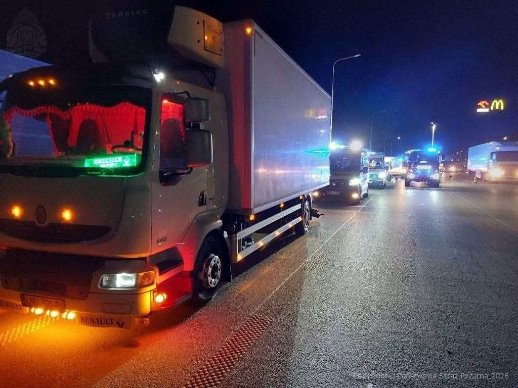 Śmiertelny wypadek na A1 w Stobiecku Szlacheckim. Bus uderzył w ciężarówkę 2 8a6e7559 9c79 41fe b556 cfd572ae8551
