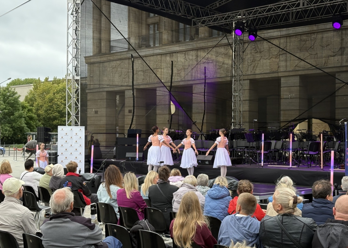 Teatr Wielki w Łodzi inauguruje jubileuszowy sezon. Rodzinny piknik przed teatrem [ZDJĘCIA]